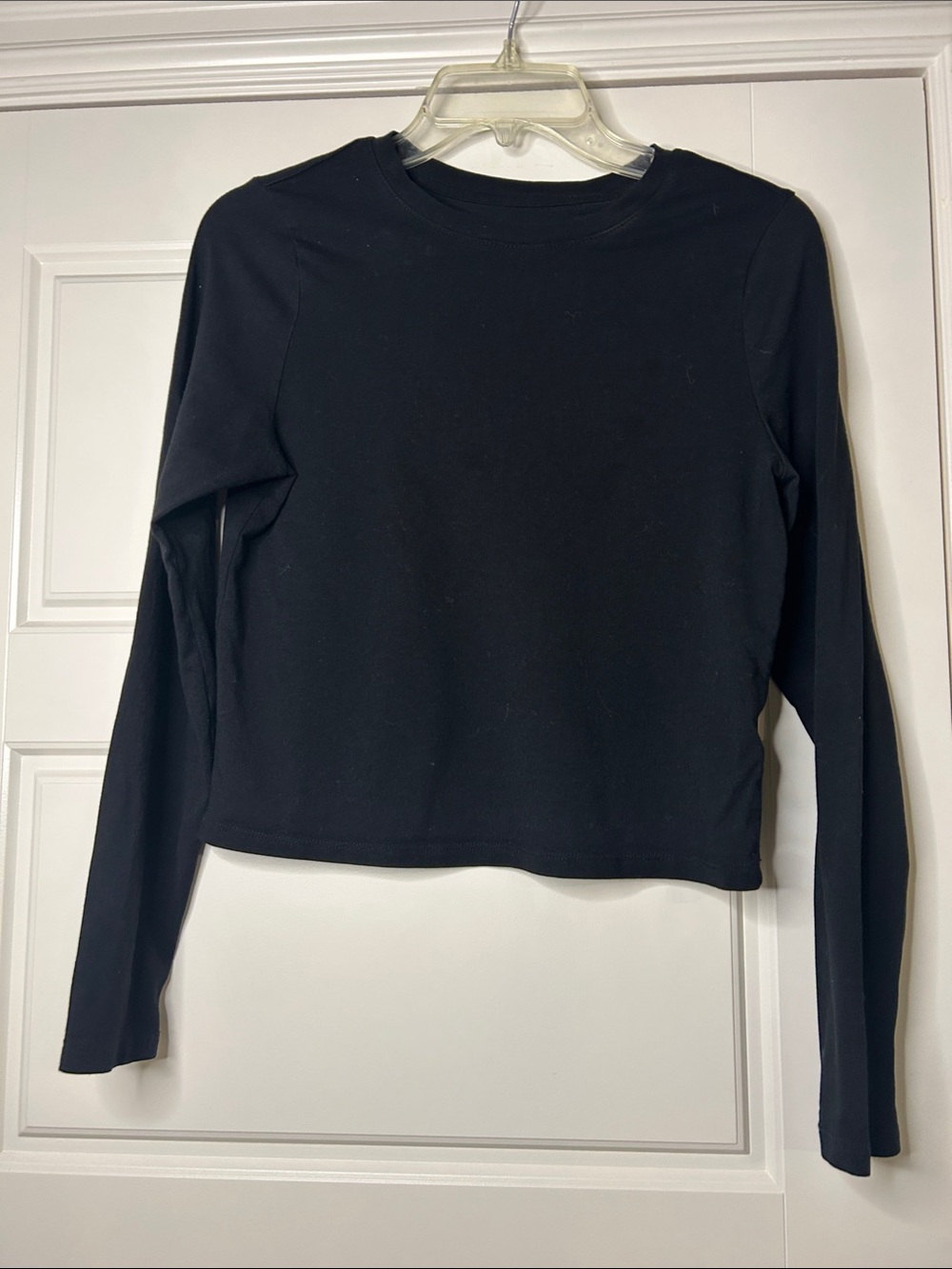 Old Navy Black Long-Sleeve Crop Tee